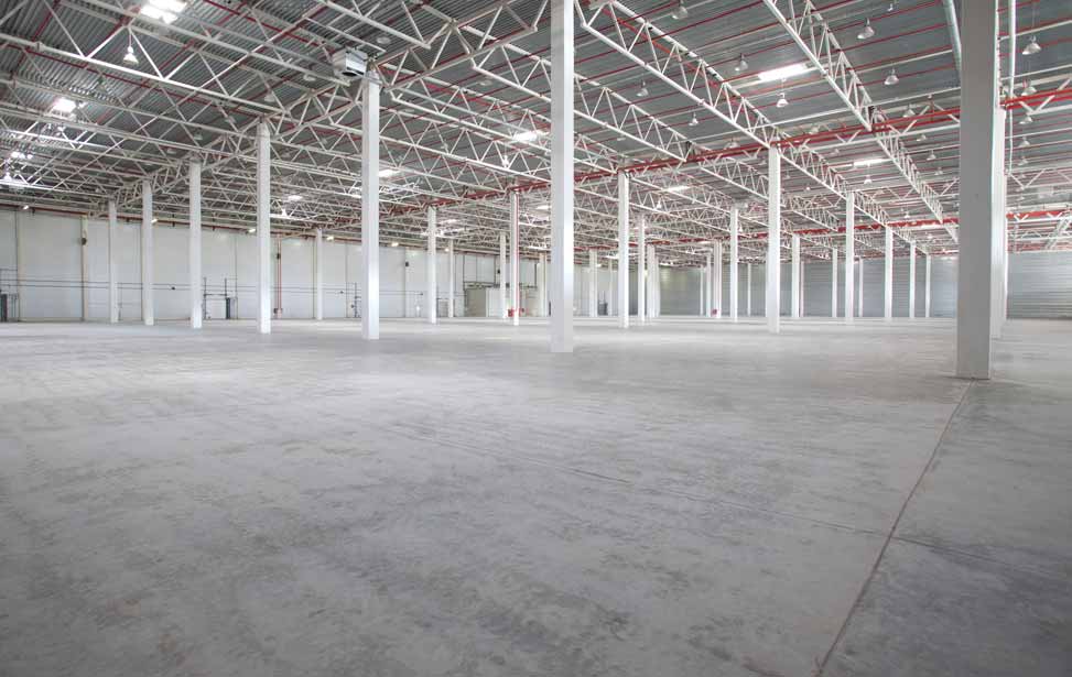 Herstellung von belastbaren Industrie- bzw. Hallenböden für Lagerhallen, Fabriken und Werkstätten durch den Einbau von Walzbeton mit unserer Technik.