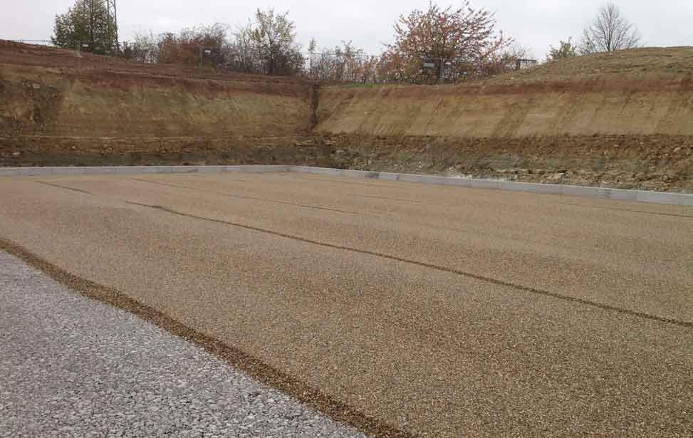 Wichtig für ein perfektes Planum, Planie oder Laserplanum ist immer ausreichend Einbaumaterial an der Baustelle und mehrere Radlader zur Bunkerbefüllung des Fertigers.