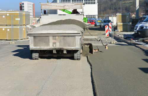 Einbau eines Splitt-Brechsand-Gemisches als Verlegeschicht für einen Parkplatz in Bad Reichenhall.