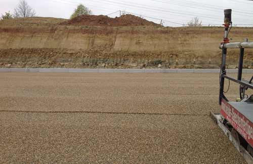 Splitt-Laserplanum als Pflasterbettung für einen Parkplatz.