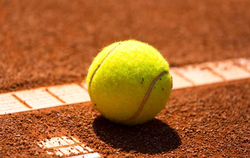 Wir stellen auch Sandplätze für den Tennissport mit unserer Maschine her. Auch Beachvolleyballplätze können mit unserer Einbautechnik erstellt werden.