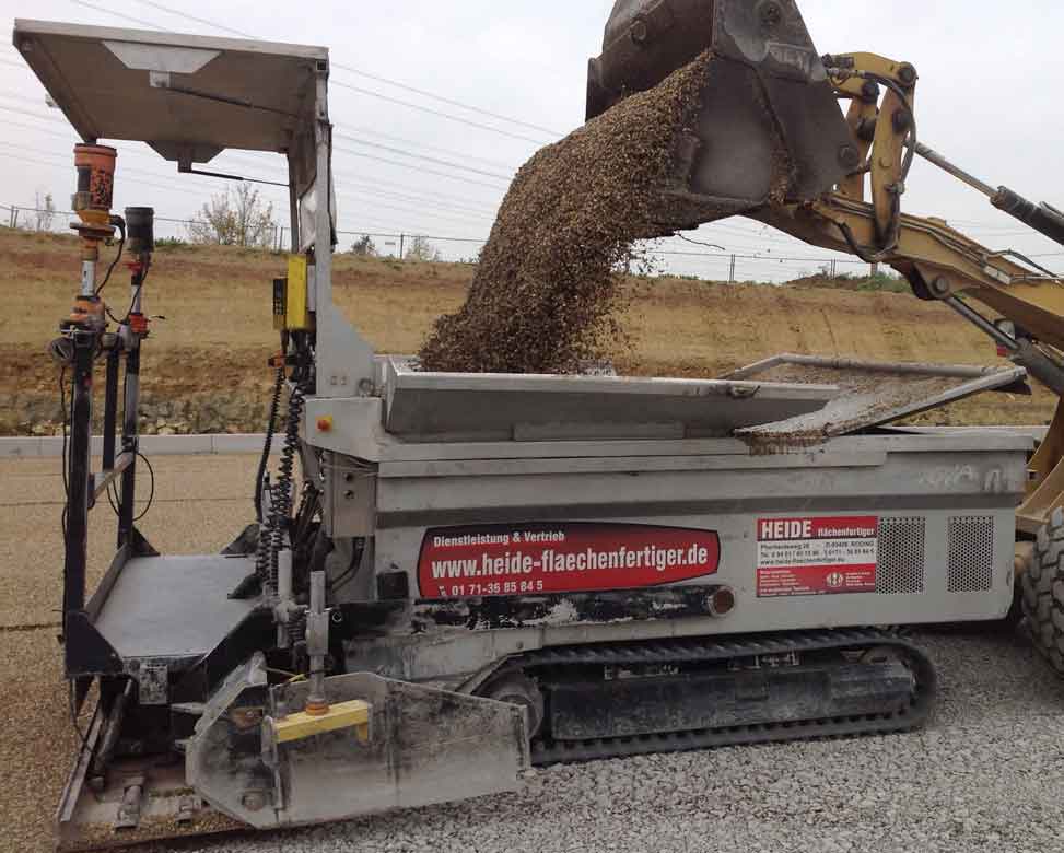 Unser Flächenfertiger - ausgestattet mit modernster Technik zur Höhenabnahme für perfekte, millimetergenaue Planie, Oberflächen und Schichten.