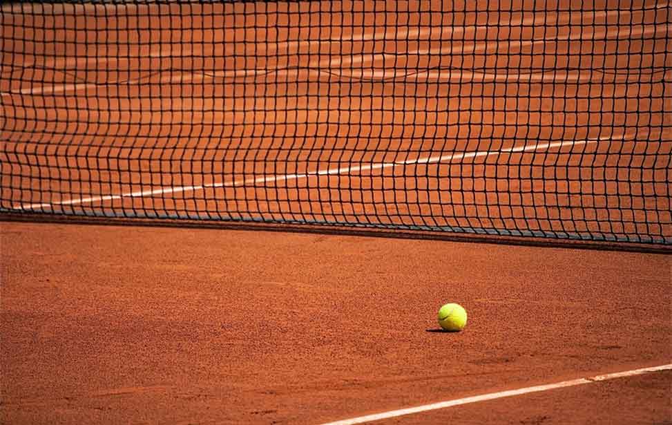 Die Oberfläche eines Tennisplatzes kostengünstig hergestellt mit einem Flächenfertiger.