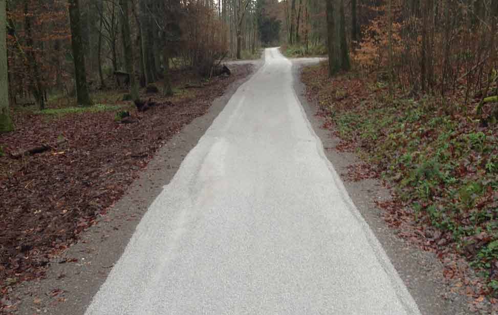 Wander- oder Parkwege in wassergebundener Bauweise sind sehr beliebt, kostengünstig herzustellen und lassen sich zudem sehr leicht warten.