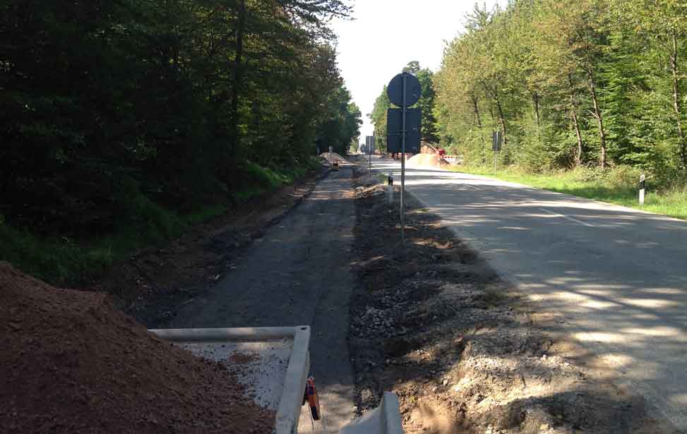 Einbau der Tragschicht und einer wassergebundenen Deckschicht für einen Geh- und Radweg mit unserer Maschine.